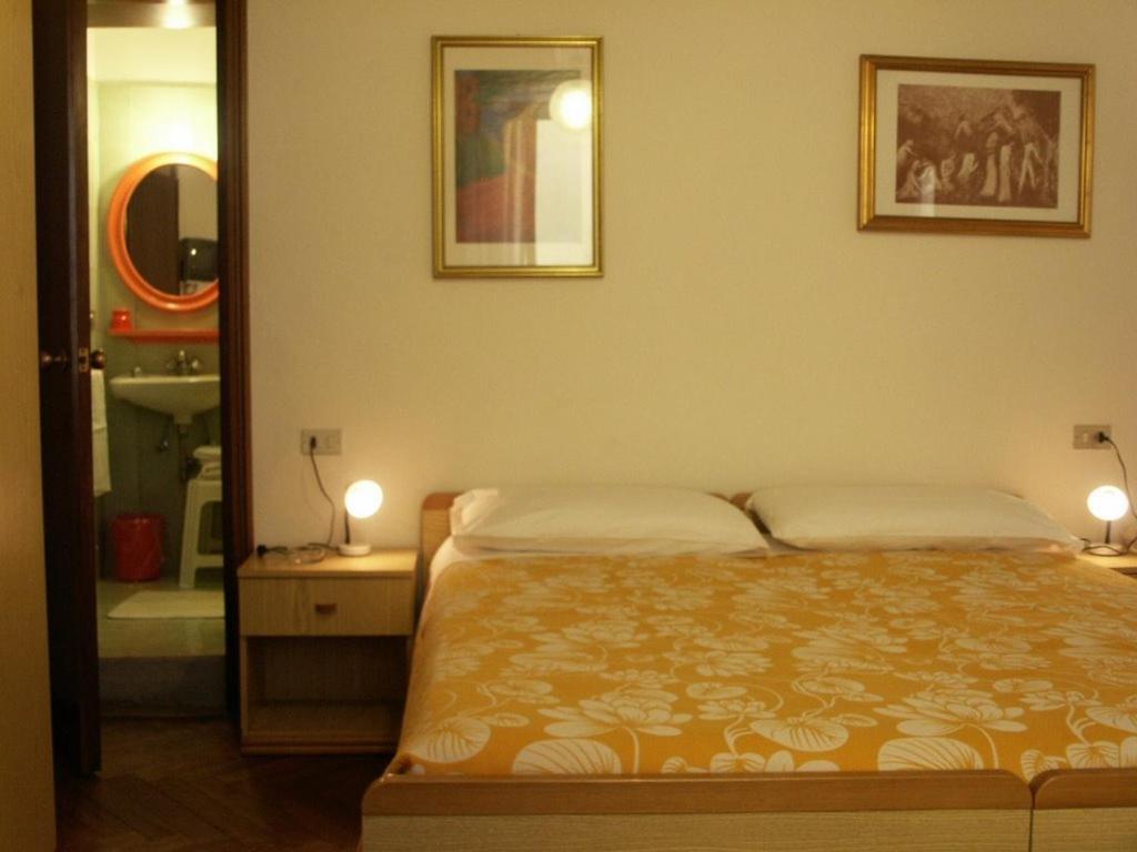Albergo Corona Salsomaggiore Terme Ruang foto