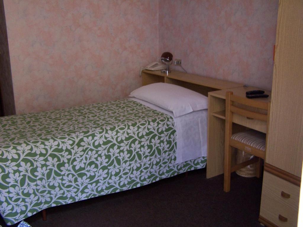 Albergo Corona Salsomaggiore Terme Ruang foto